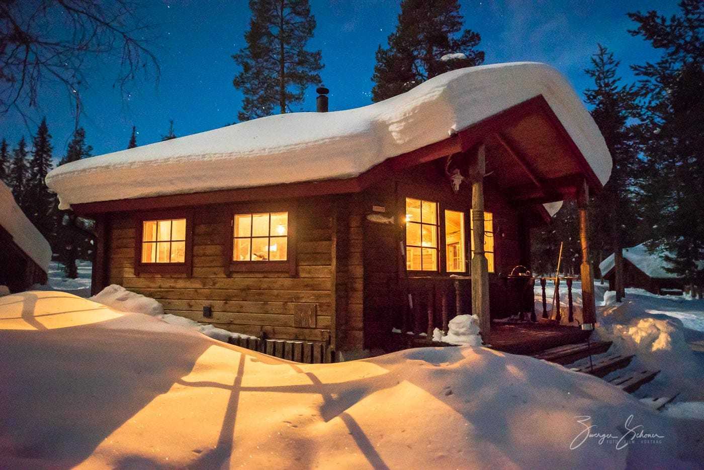 Winterhütte tiefverschneit